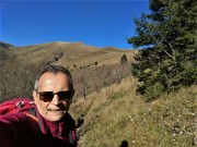 31 Salendo dalla Baita al Passo Baciamorti vista alle spalle verso il Pizzo Baciamorti